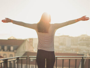 両とぉひろげた女性